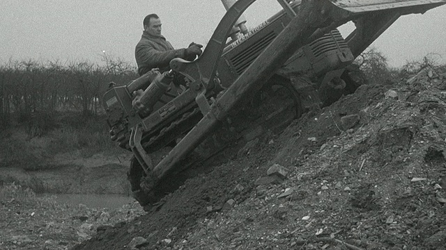 1954年蒙太奇推土机在性能试验现场工作/阿克赖特，英国，英国视频素材