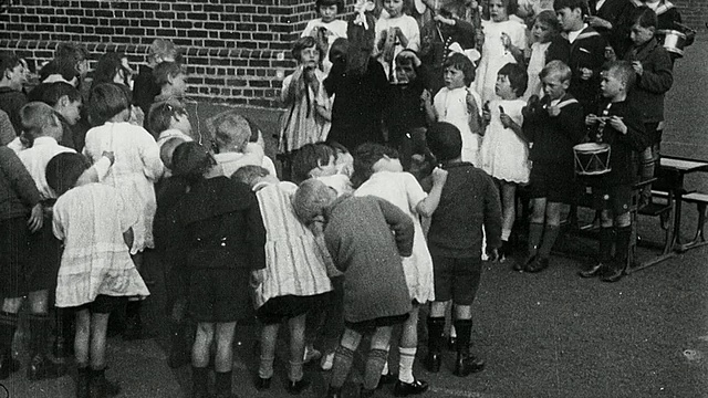 1925年，英国泰恩河畔纽卡斯尔蒙太奇小学乐队演奏，同学们随着音乐跳舞锻炼，包括学生指挥视频素材