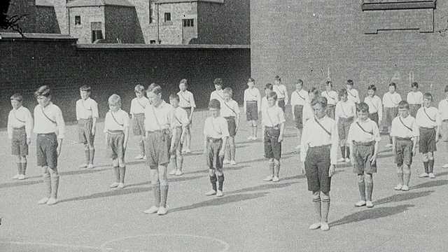 1925年，在英国泰恩河畔纽卡斯尔的户外操场上表演健美操，包括跳蛙和苏格兰蛇视频素材