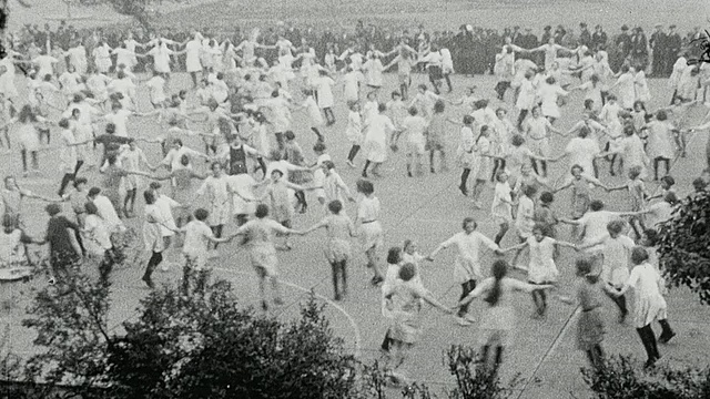 1925年，蒙太奇女学生集体在户外场地上表演编排的舞蹈，女学生在户外操场上打网球，英国泰恩河上的纽卡斯尔视频素材