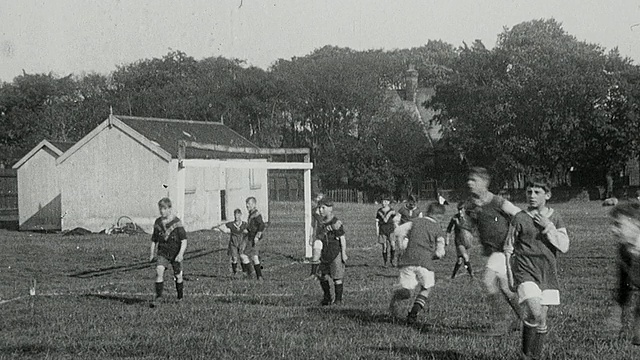 1925蒙太奇学校男孩队在球场和球场上玩小球、橄榄球和足球/英国泰恩河上的纽卡斯尔视频素材