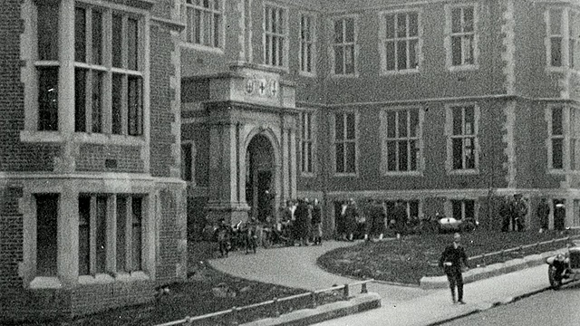 1925年，英国泰恩河畔纽卡斯尔，蒙太奇阿姆斯特朗学院，学生们列队走出学校大门视频素材