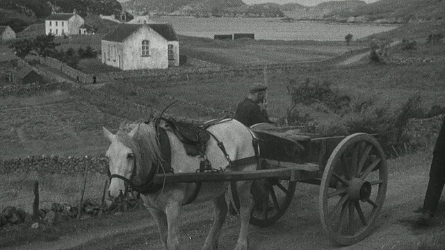 1944年，蒙太奇·克罗夫特为社区铺设新道路并保持良好的维修，萨瑟兰郡，苏格兰视频素材