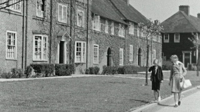 1937年蒙太奇沃特林大道地产，有半独立住宅、行人、社区居民和教堂/英国伦敦视频素材