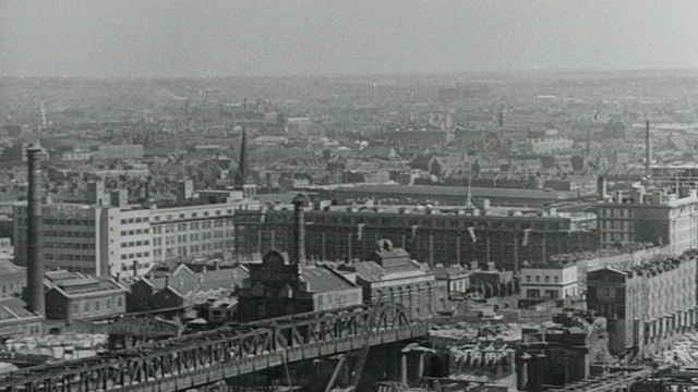 1940年，泰晤士河和几座桥的PAN城市景观/英国伦敦视频素材