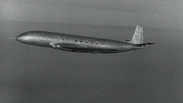 1950蒙太奇不同类型的飞机，包括喷气式飞机和DC-3在空中和飞行员的云层/英国视频素材