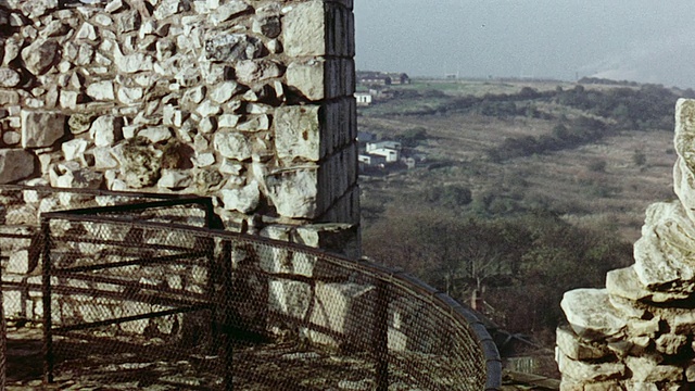 1970年，蒙太奇学生行走在Conisbrough城堡废墟/ Conisbrough，南约克郡，英国视频素材