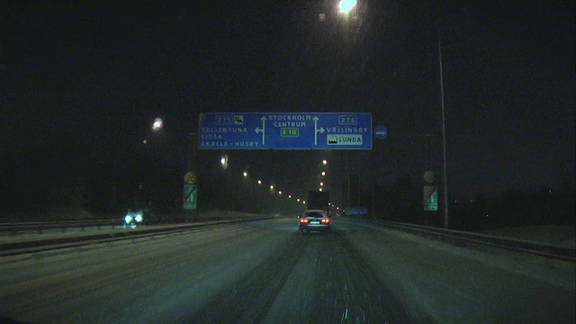 POV开车行驶在下雪的公路上视频素材