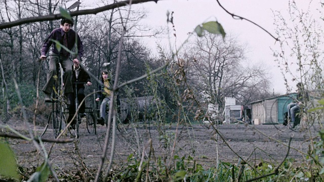 1974年，蒙太奇自行车手骑着各种老式自行车和两轮车在公园/英国视频素材