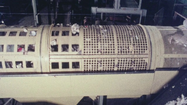 1976年在英国赫特福德郡斯蒂夫尼奇回收实验室的蒙太奇旋转筛网纺丝视频素材
