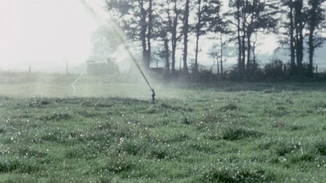 1967年蒙太奇油轮再循环泥浆和雨枪喷洒泥浆在农田/英国视频素材