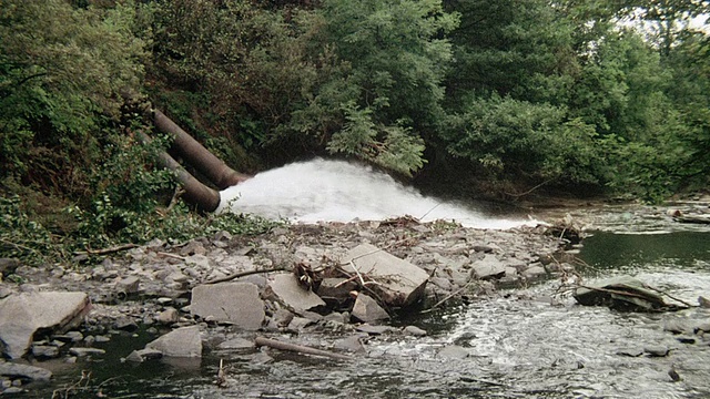 蒙太奇水流过岩石和拱门下，河流和支流周围的农村山坡，树木和篱笆/威尔士，英国视频素材