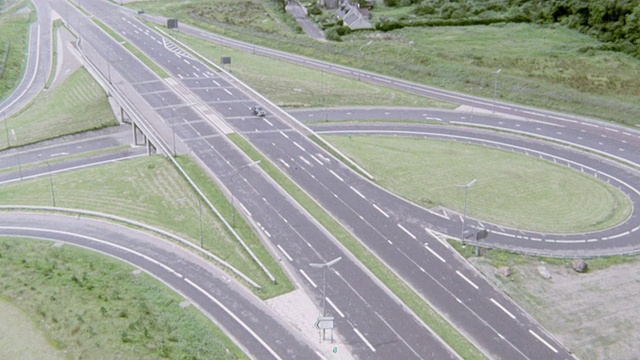 公路上的蒙太奇汽车/英国视频素材