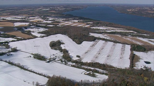 空中雪覆盖了湖附近的田野/ Skaneateles，纽约，美国视频素材