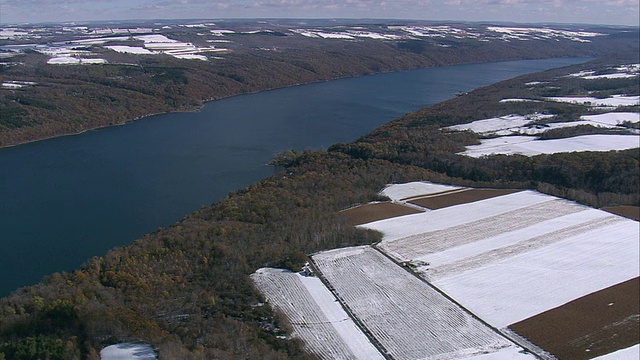 空中雪覆盖了美国纽约Skaneateles湖附近的田野视频素材