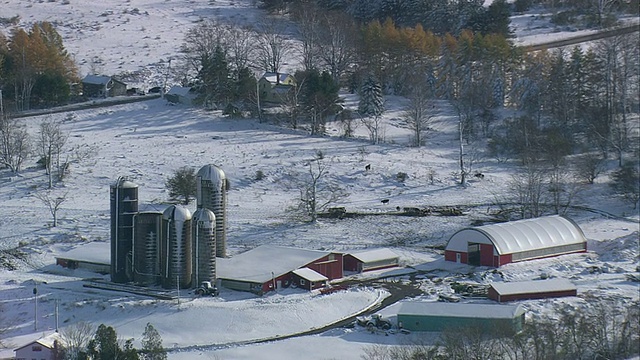 美国纽约阿迪朗达克山脉丘陵地带，大雪覆盖的乡村农场视频素材