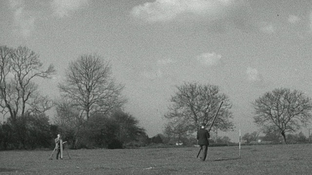 蒙太奇男人测量土地/伦敦，英国，英国视频素材