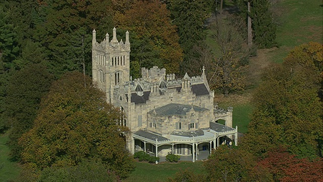 AERIAL Lyndhurst，哥特式复兴乡村住宅，及其周围的地产/ Tarrytown，纽约，美国视频素材