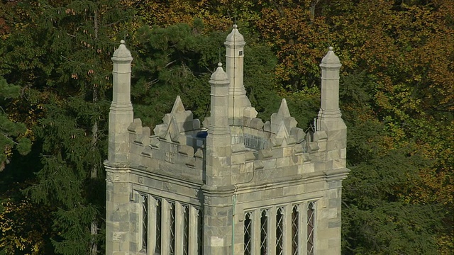 AERIAL Lyndhurst，哥特式复兴乡村住宅，及其周围的地产/ Tarrytown，纽约，美国视频素材