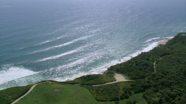 航空波从大西洋滚到Mohegan Bluffs / Block岛，罗德岛，美国视频素材