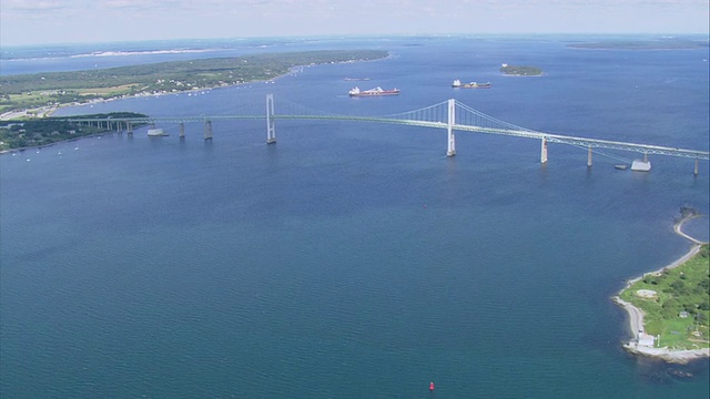 air Claiborne Pell Bridge和Narragansett Bay / Newport，罗德岛，美国视频素材