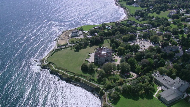 美国罗德岛新港的破浪大厦(The Breakers mansion)架空的拱形窗户和门道视频素材