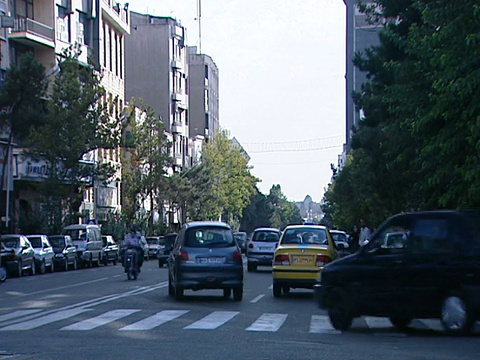 伊朗德黑兰，行人在十字路口穿过交通拥挤的街道视频素材