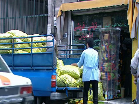 伊朗德黑兰，在繁忙的城市街道上从卡车上卸载货物视频素材