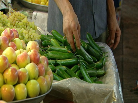 伊朗德黑兰，伊朗德黑兰，HA商人在市场摊位上安排农产品视频素材