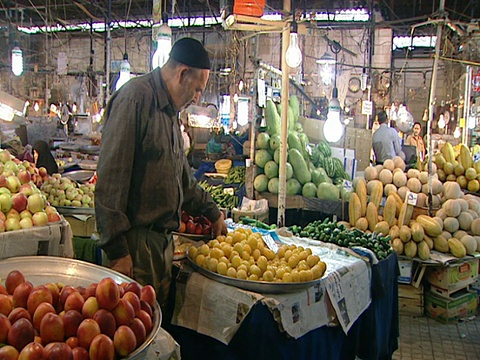 房署商户安排农产品在伊朗德黑兰市场展出视频素材