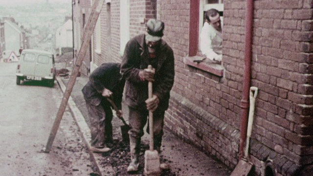 蒙太奇工人重塑排屋外观和挖掘街道/埃克塞特，英国视频素材