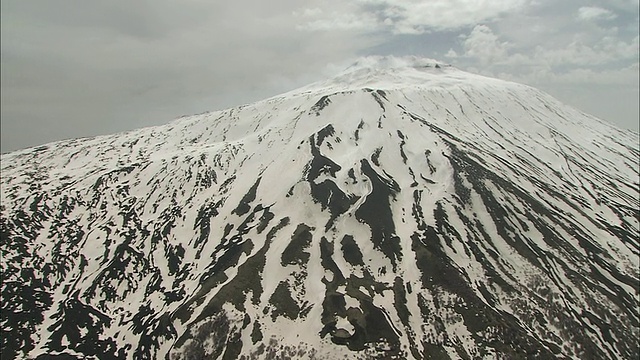 山顶和山坡上有雪视频下载