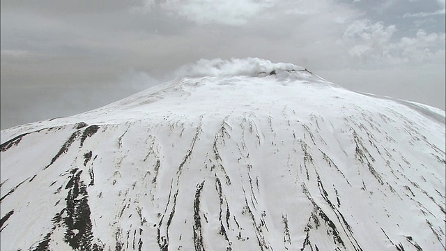 空中积雪覆盖着山顶视频素材