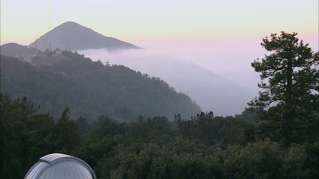 日落时，云落在山峰之间视频素材