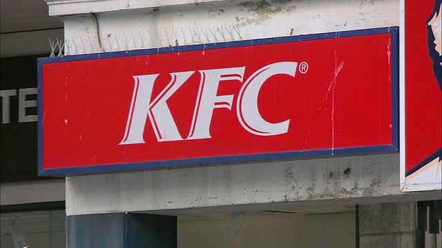 潘肯德基(KFC)的招牌在商店的顶部视频素材