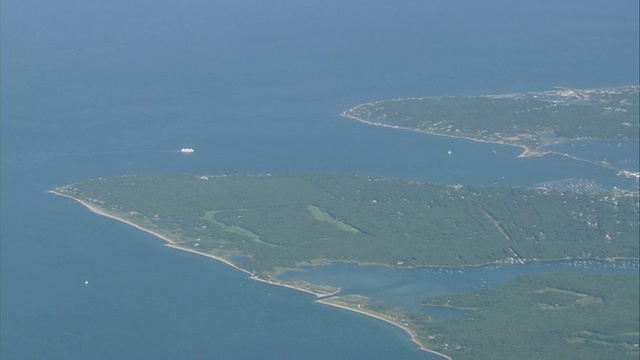 航空大型游艇驶离Cuttyhunk岛/马萨诸塞州，美国视频素材