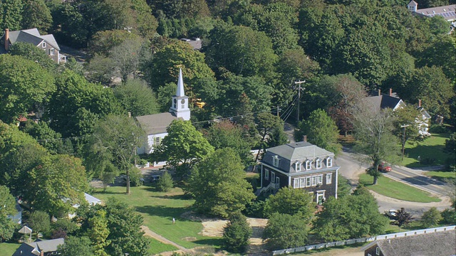 空中白色的新英格兰教堂在森林村庄/ Chilmark，马萨诸塞州，美国视频素材