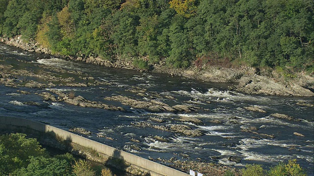 美国马萨诸塞州洛厄尔市Merrimack河桥下的空中急流和白浪视频素材