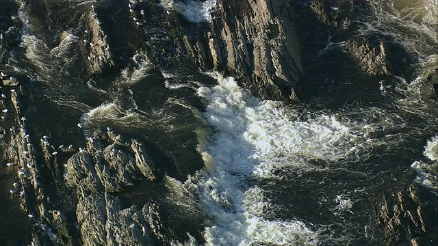 美国马萨诸塞州洛厄尔市Merrimack河上波塔克特瀑布下面的空中急流和白水视频素材