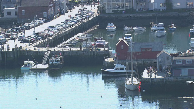 AERIAL Motif Number 1 fishing shack .布拉德利码头/ Rockport，马萨诸塞州，美国视频素材