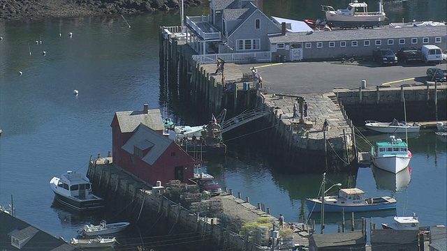 AERIAL Motif Number 1 fishing shack .布拉德利码头/ Rockport，马萨诸塞州，美国视频素材