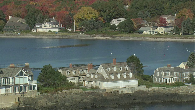 在美国缅因州肯纳邦克港(Kennebunkport)的海岸上，有更多的房屋和强烈的秋色视频素材