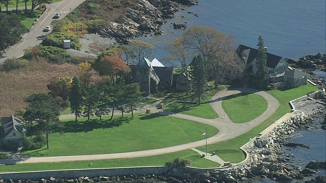 美国缅因州Kennebunkport小岬上的大型住宅，有景观滨水和秋季树叶视频素材