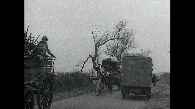 洪水过后，居民乘坐汽车、马匹和马车逃离/ Horsey，英国，英国视频素材