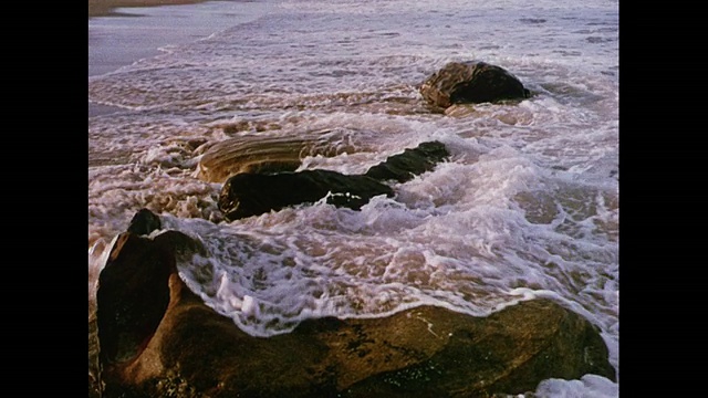 澳大利亚邦迪海滩的蒙太奇海浪和冲浪者视频素材