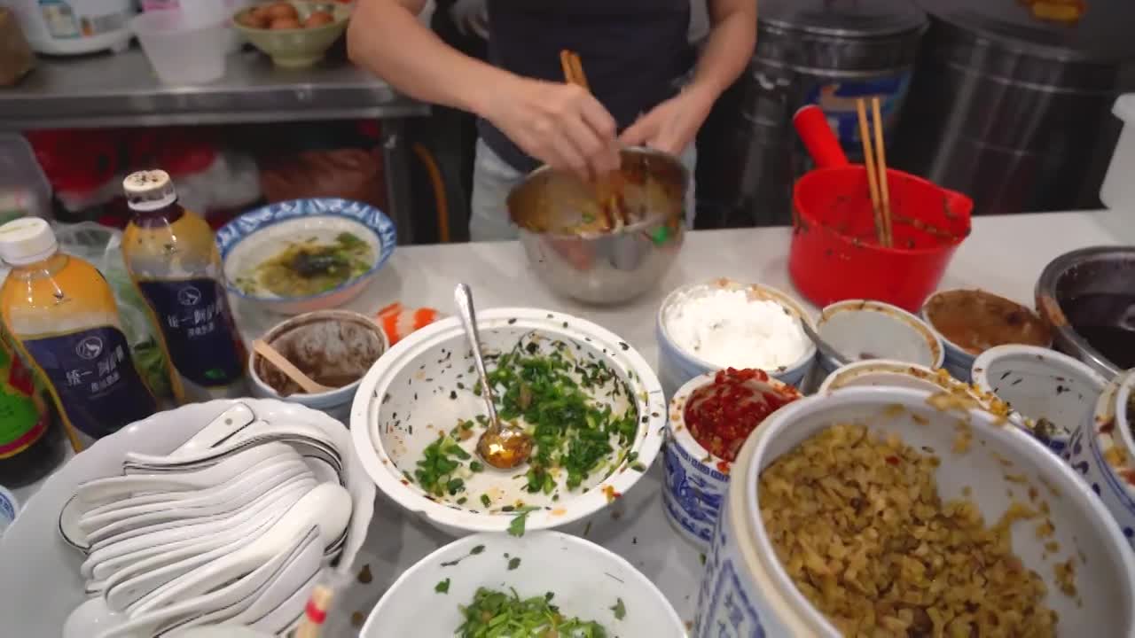 江西省景德镇当地特色小吃美食牛肉冷粉制作过程视频素材