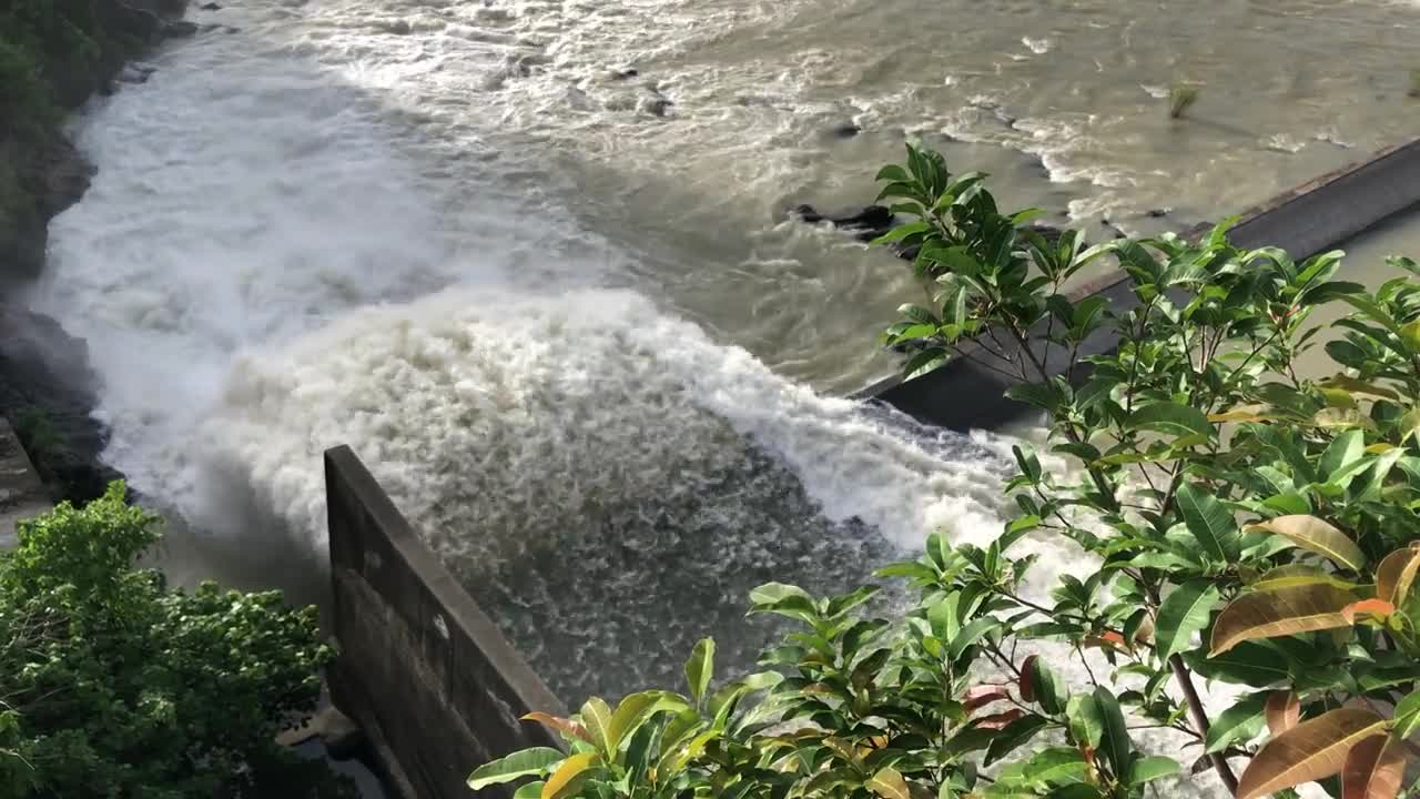 从灌溉坝溢洪道传来的旋涡水波视频下载