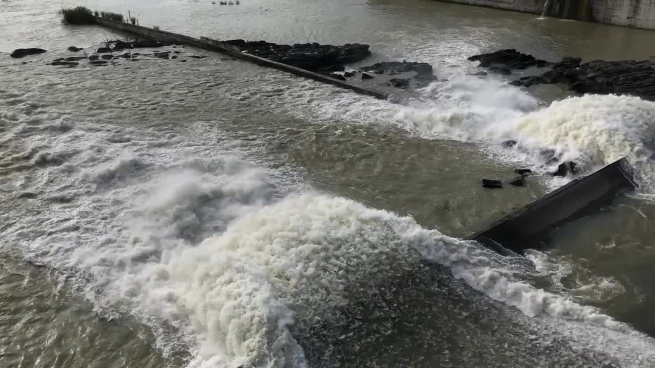 从灌溉坝溢洪道传来的旋涡水波视频下载