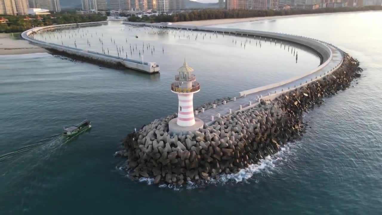 海南陵水清水湾灯塔清晨船只进港视频下载