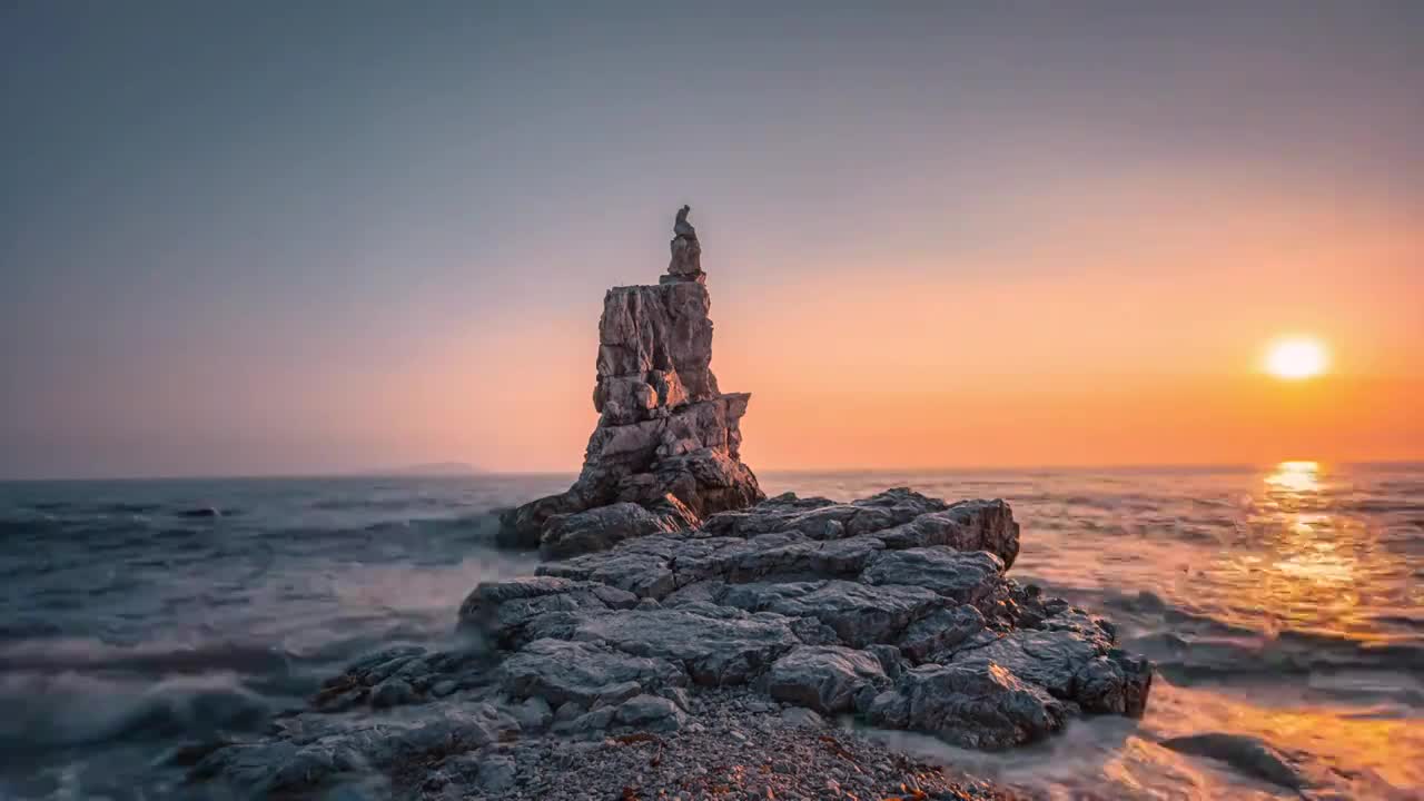 中国辽宁大连将军石海岸海浪的节拍视频素材